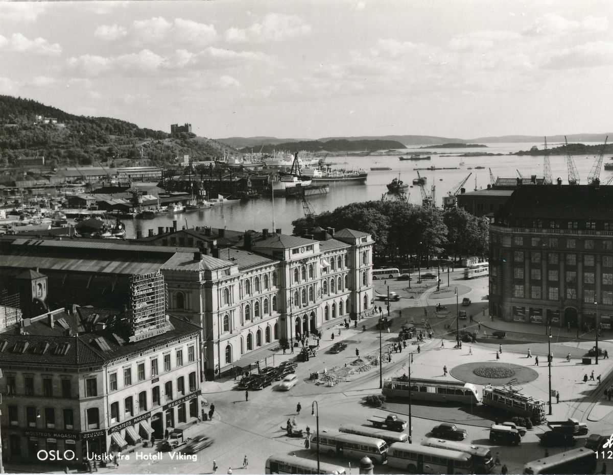Jernbanetorget og Oslo Østbanestasjon. Utsikt fra hotel Viking.