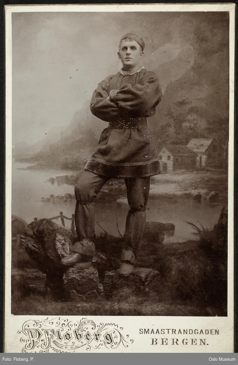 portrett, mann, skuespiller, rollebilde, tittelrollen i "Sigurd Slembe" på Den Nationale Scene, stående helfigur, kostyme