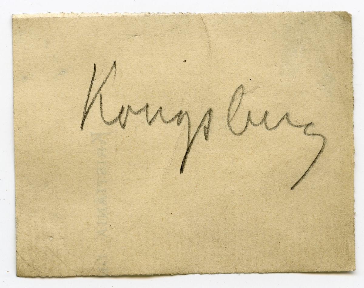 To etiketter i eske, begge med tekst "Kongsberg"
