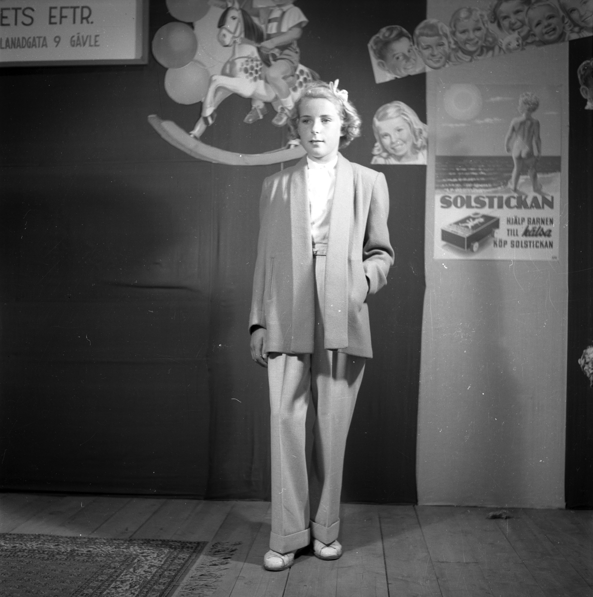 Barnmannekänger visar kläder i samband med Köpmannaförbundets kongress. 1946.