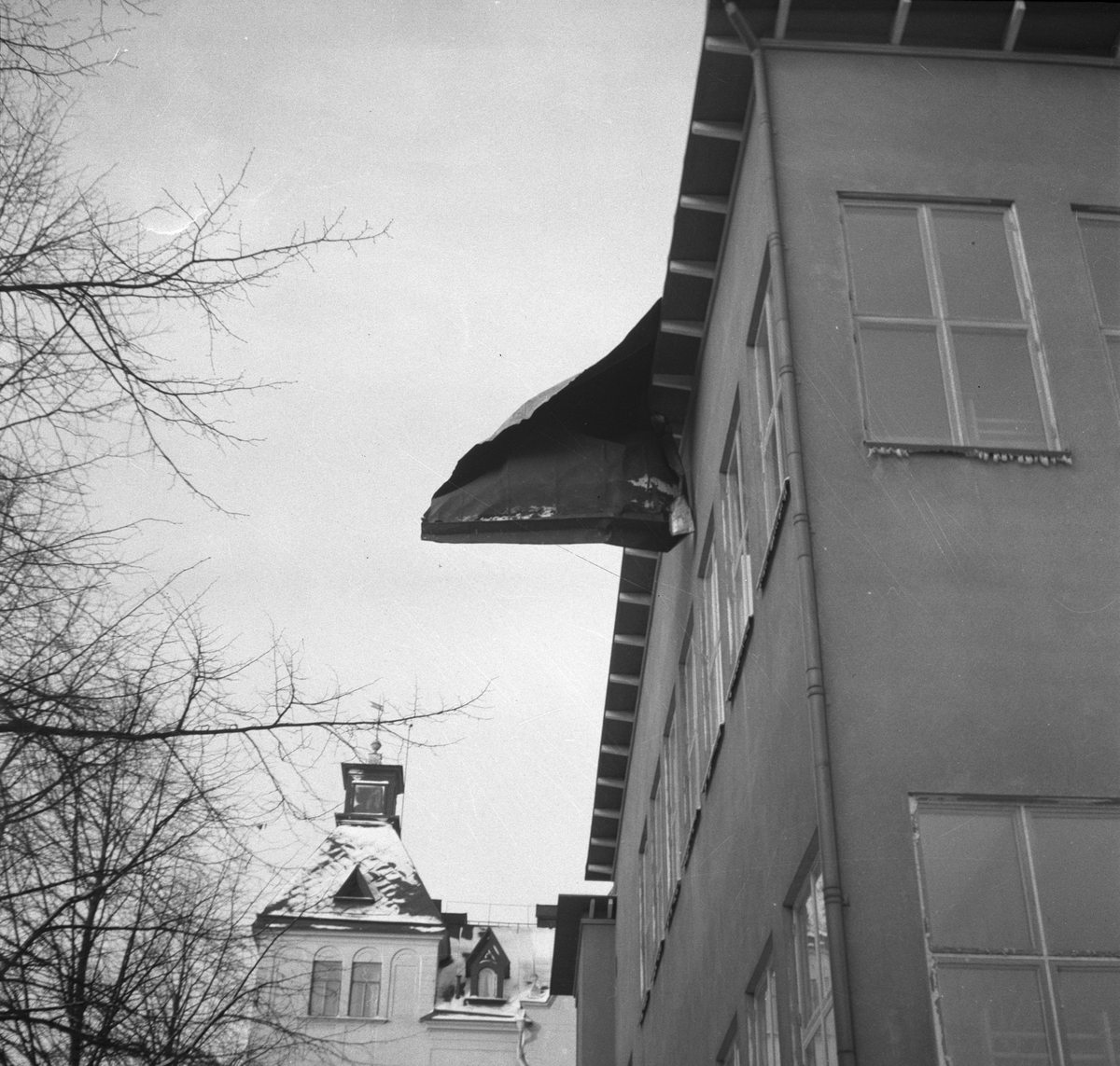 Storm över Gävle. 8 januari 1954.
Norra gymnastikhuset vid Norra skolan. Huset i bakgrunden ligger på Hantverkargatan.