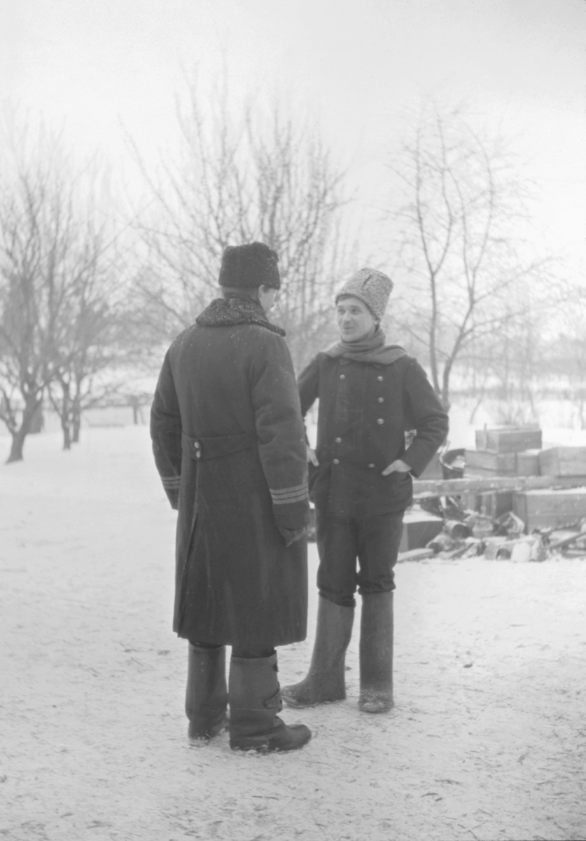 Svensk officer i samtal med rysk (?) militär under Ålandsexpeditionen 1918