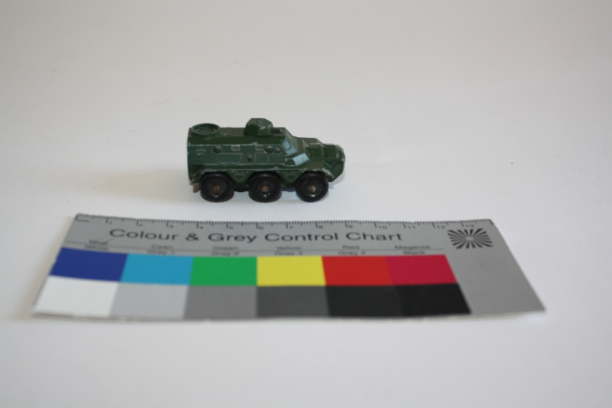 Siste eier; Lisbeth Andreassen Chumak. 
En grønn lekebil tanks i metall. Den er knappe ca 3 cm lang.
