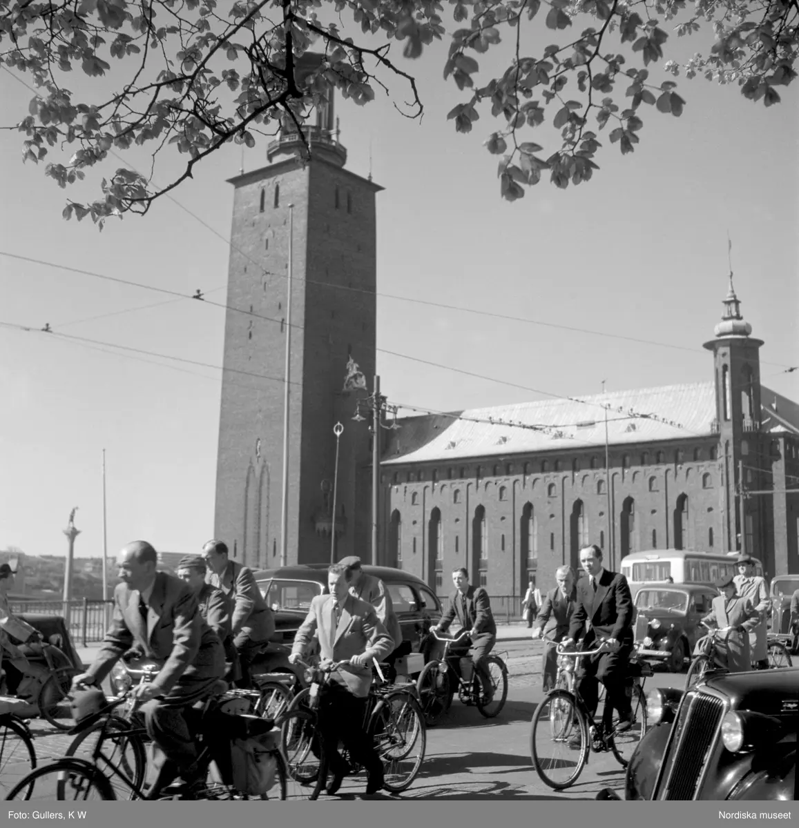 Cyklister och bilister på Stadshusbron, Stockholm