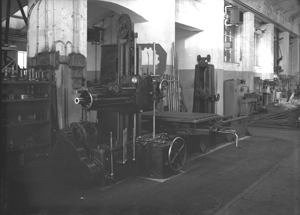 Gävle Varv anlades 1873. Efter en konkurs 1921 bildades Gefle Varfvs och Verkstads Nya AB, som bland annat tillverkade oljecisterner och utrustningar till pappersmassefabriker. På 1940-talet återupptogs skeppsbyggeriet.



