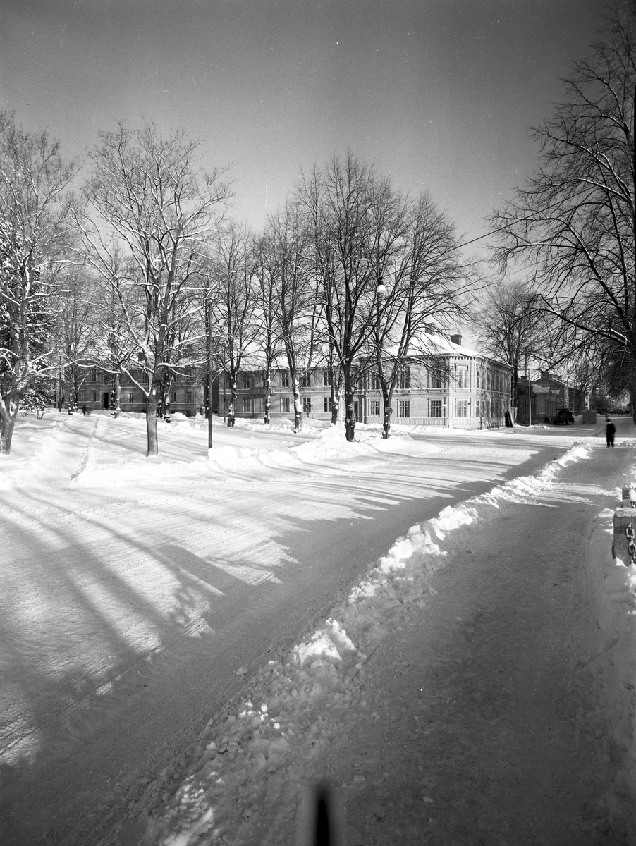 Drottninggatan och Skomakargatan vid Kvarnparken.    23 januari 1954