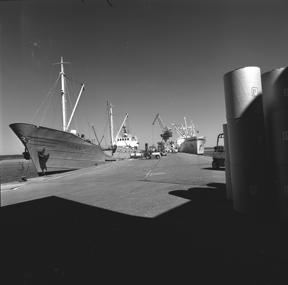 Lastning av pappersrullar på fartyget "Rone". Korsnäs AB. Den 19 juni 1968
