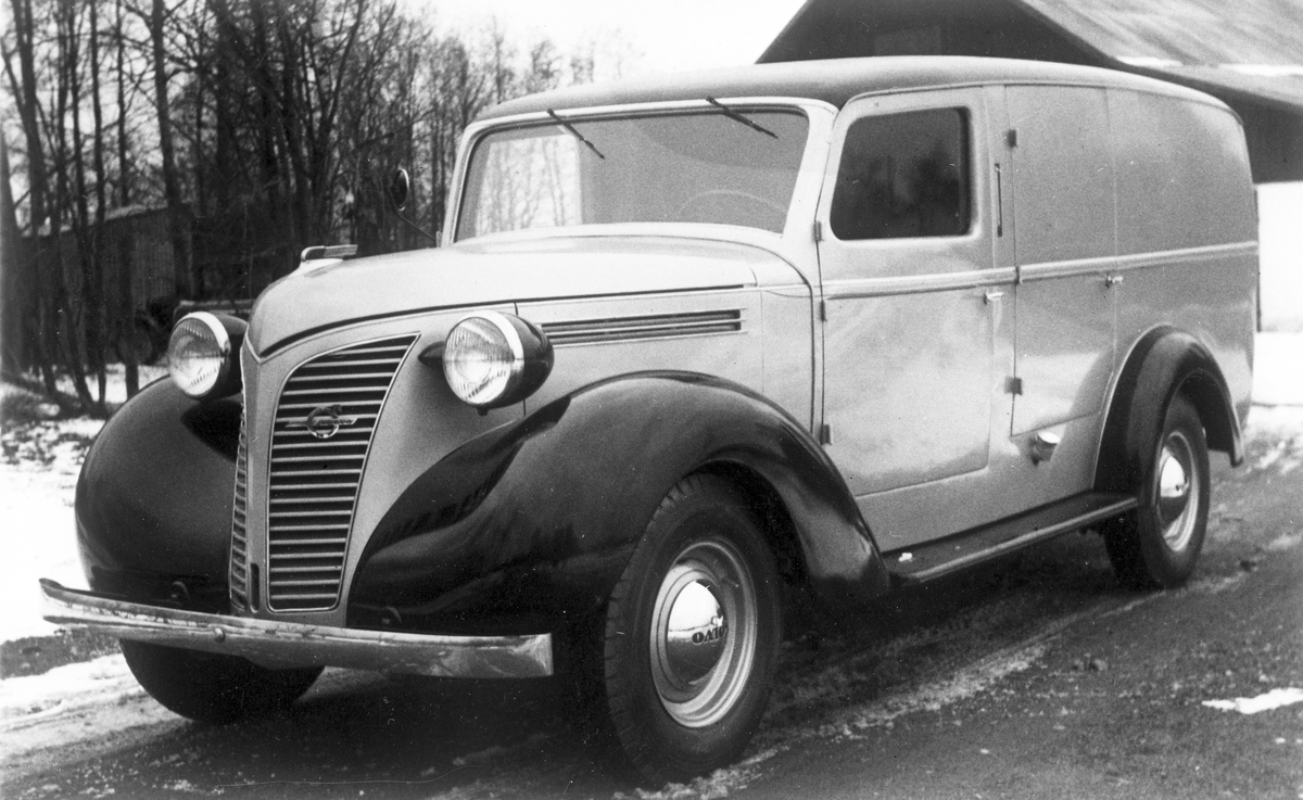 Skåpbil, 22 maj 1946. Valbo Verkstad A-B grundades år 1923 av häradsdomare  K. G. Ålenius  . Denne övertog ett tidigare bildat bolag, som drev verkstadsrörelse i Valbo med tillverkning av arbetsvagnar, timmerkälkar m. m. lät nu omlägga rörelsen för tillverkning av bil karosserier, varav mest lastvagns- och skåpbilskarosserier tillverkas. År 1929 ombildades firman till aktiebolag med Ålenius som verkst. direktör. Vid sin död år 1938 efterträddes han av sonen, ingenjör  Gunnar Ålenius  . Företaget har gått en kraftig utveckling till mötes och kan nu räkna sig till landets ledande inom sin bransch. Från att ha sysselsatt 3—4 man äro nu vid full drift cirka 80 arbetare anställda inom företaget.  Valbo Verkstads A-B omfattar smides-, plåtslageri- och snickeriverkstad, monteringshall, måleri- samt lackerings- och tapetserarverkstäder, alla försedda med moderna, maskinella utrustningar. Bland företagets kunder kunna nämnas: Svenska armén, Kungl. Telegrafverket — över 200 skåpkarosserier ha under årens lopp levererats hit — Postverket, Vattenfallsstyrelsen, Stockholms stads gatukontor, en hel del allmänna verk och inrättningar samt privata företag. Dessutom är bolaget huvudleverantör till flera av de större bilfirmorna i Stockholm samt Ålenius valen förutseende man, som med öppen blick följde utvecklingen inom bilbranschen och han på övriga platser i landet. Företaget höll ut till någon gång på 1980-talet.