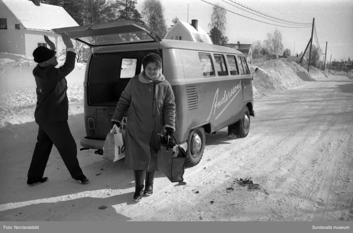 Anderssons Livs i Sörberge med föreståndaren Ragnar Berglund kör varor och kunder med sin folkvagnsbuss. Sista bilden är från centrala Sundsvall där en man står på torget framför det pågående bygget av Tempo-huset vid Storgatan. Reportagebilder för tidningen Köpmannen
