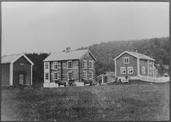 Gårdsanlegg Tyvold Nordre på Rugldalen, Røros, ca 1890. To h