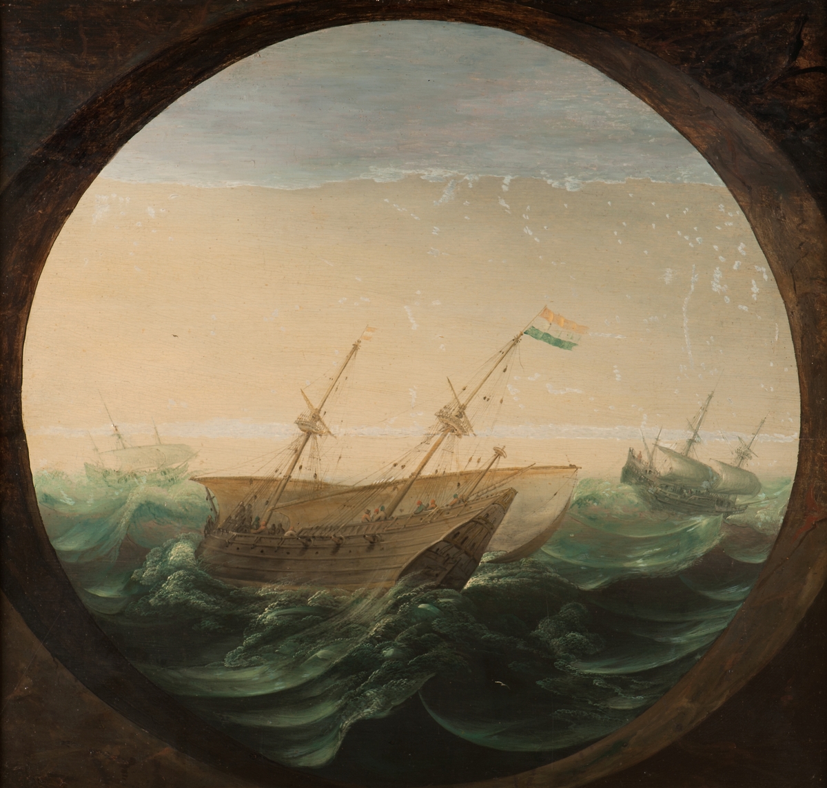 Holländsk galleon, 1500-talet, tremastat skepp med hög avsmalnande akterspegel, sedd mot babords låring, mastkorgar, 3 kanoner i runda gluggar, 2 råsegel på undermasterna. Nederländska flaggan (röd, vit, blå) på stormasten, röd-vit-röd flagga på fockmasten. Upprört hav, väldiga vågor. Ett skepp på vardera sidan. Motivet inramat i en cirkelrund trompe l’oeuil-ram, som ett kikarsikte.

Osignerad. På panelens baksida står skrivet i blyerts (från tidigare konservering?) Abraham Wilart (otydligt).