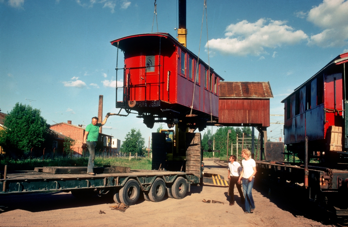 Polske personvogner løftes fra jernbanevogn til semitrailer på Sørumsand. Vognene var anskaffet til Urskog-Hølandsbanen, Tertitten.