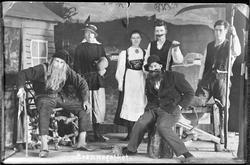 Scenebilde fra " Brennefolket."