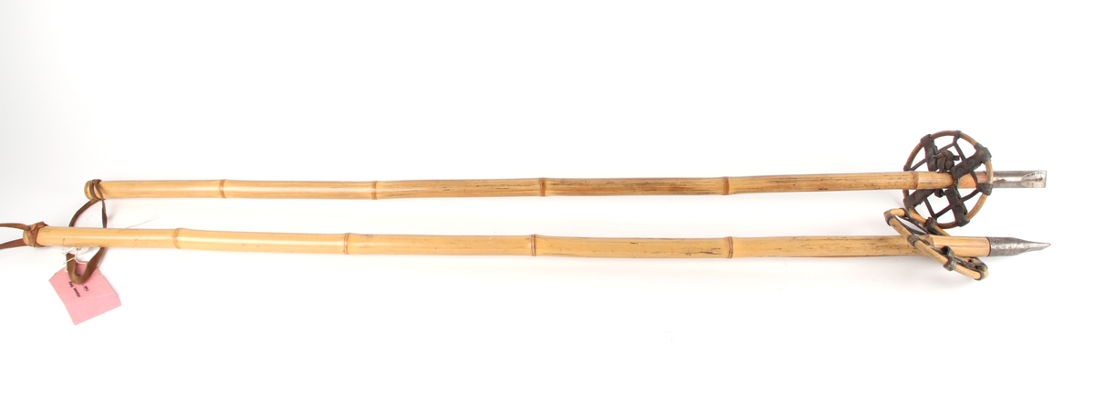 Skistaver i bambus med trinse og lærhåndtak.