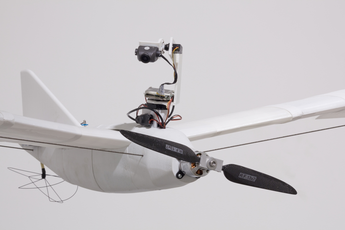 Måkeskissen ble tegnet samme kvelden i 2007 da kunstneren bestemte seg for å begynne med flygende droner. Den første beta-versjonen av måken fløy i 2009, og ble utviklet i fem betaversjoner før Måke 1.0 som er installert hos Datatilsynet i Oslo.