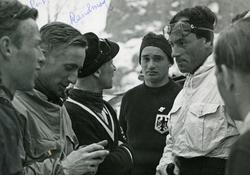 Skiløpere i diskusjon