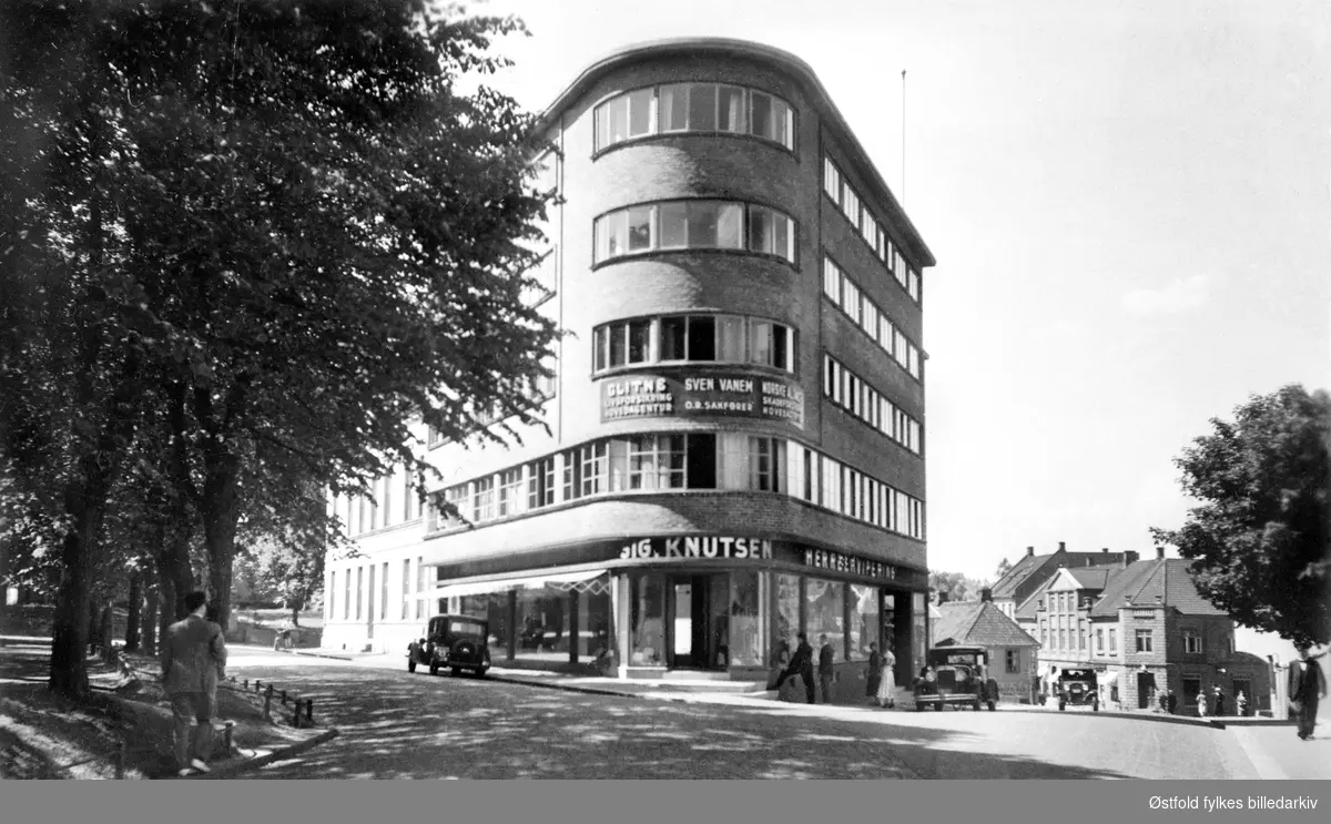Park Hotel og Restaurant i Moss åpnet sine dører 9. mars 1934. I tillegg inneholdt bygningen kontorer, leilighet og en forretning i 1. etasje. Hotellet ble lagt ned i 1960-åra og restauranten byttet navn til Vertshuset Triangelen. Håndverker- foreningen har siden 1970 hatt lokaler i Parkgården.