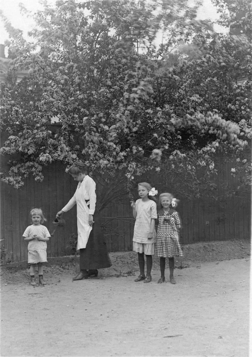 Fru L. Westman med barnen Anna-Lisa, Birgit & Marit, 1917.