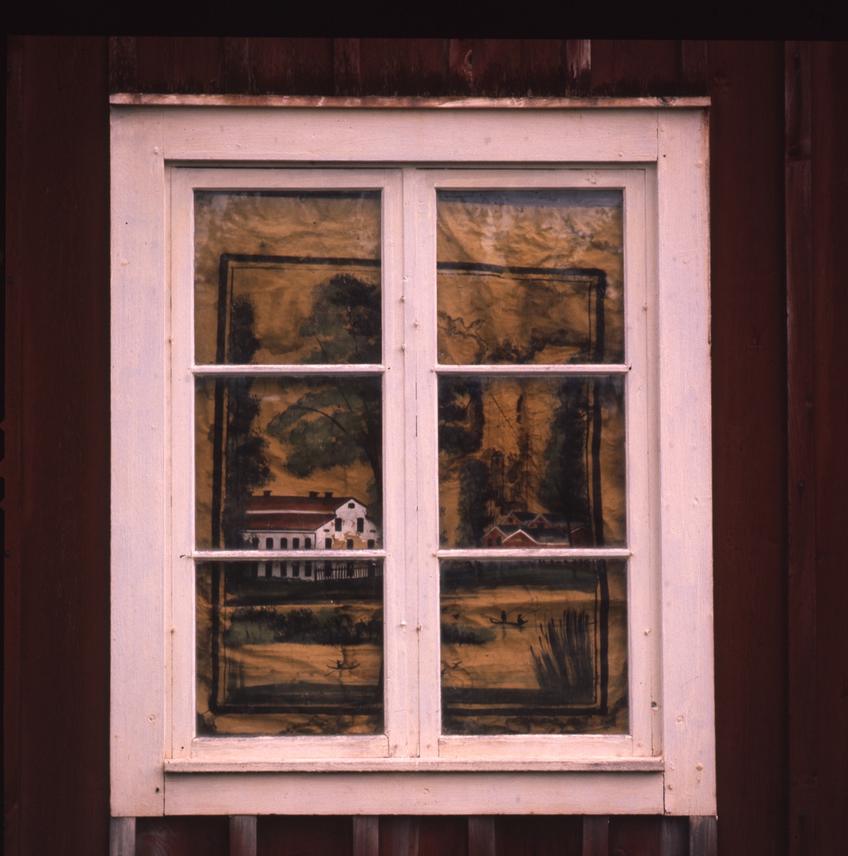 Rullgardin bakom ett spröjsat fönster.