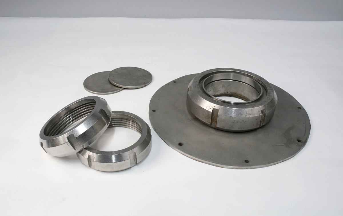 Stort HB-apparat. Tanken er innebygd i en kasse av kryssfinér og hengslett lokk. På instrumentene som hører med står det: Bergs Maskin, Trondheim kp/cm2, Ranco, Trade mark registered, Penn. En stor sikring og en bryter 0-1-2. 3 kanner med "sprit".
