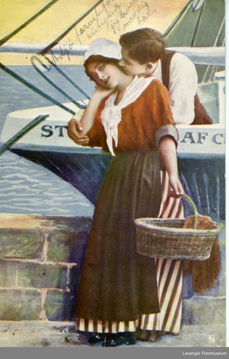 Romantisk postkort mann og kvinne på havna.