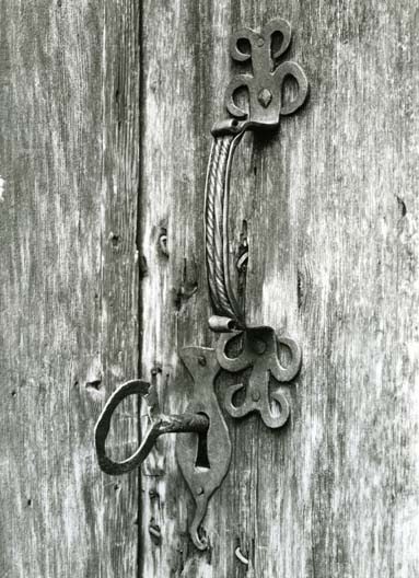 Detalj från en ytterdörr med handtag och nyckelhål.
