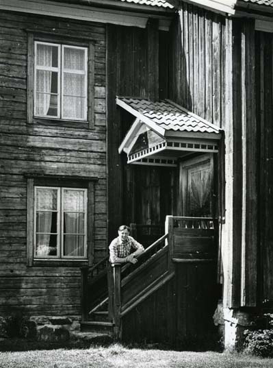 En man står på trappan till en ingång vid Norrgården i Rengsjö.