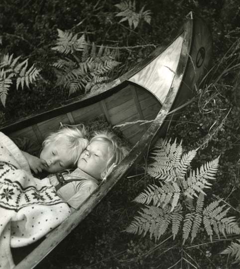 "Middagsvila under söndagsfärden". Pojkarna sover i en kanot.