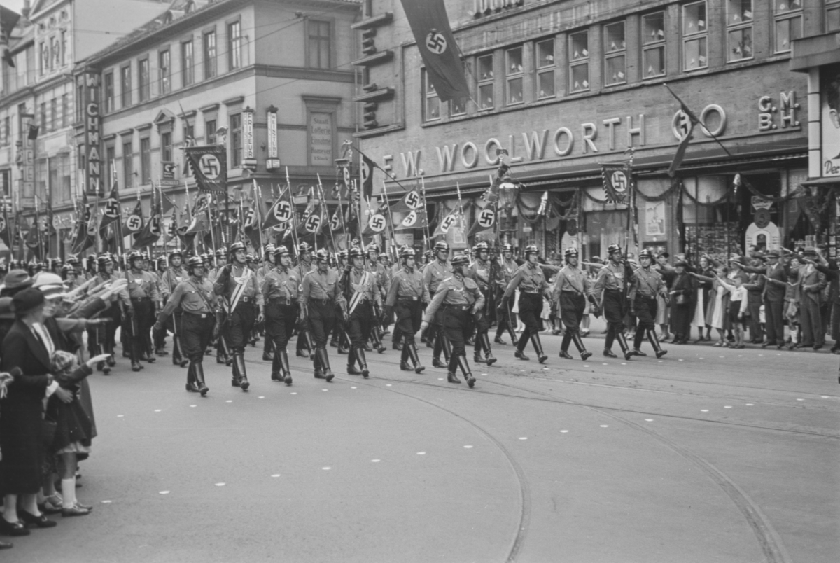 Markering av Nazi Gautag 9.-12. juni 1938 i Hannover i Tyskland. Grupper av NSDAP på marsj.