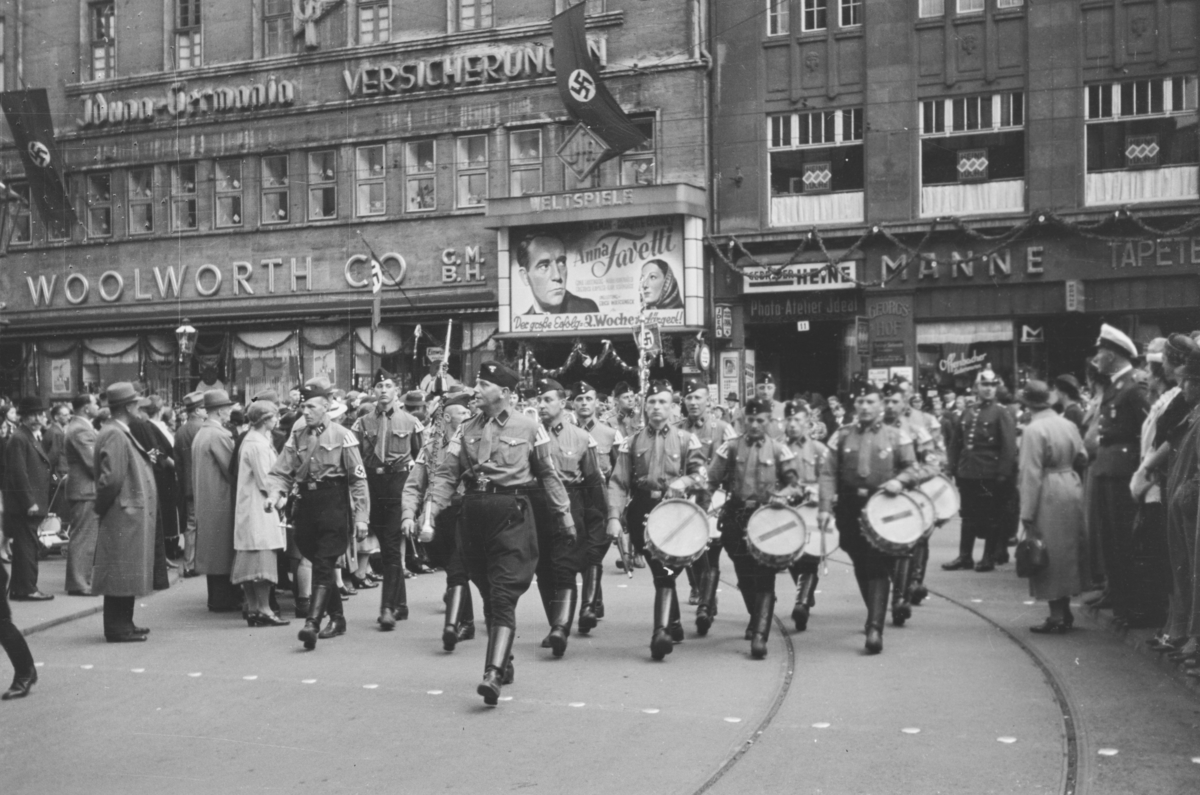 Markering av Nazi Gautag 9.-12. juni 1938 i Hannover i Tyskland. Grupper av NSDAP på marsj.