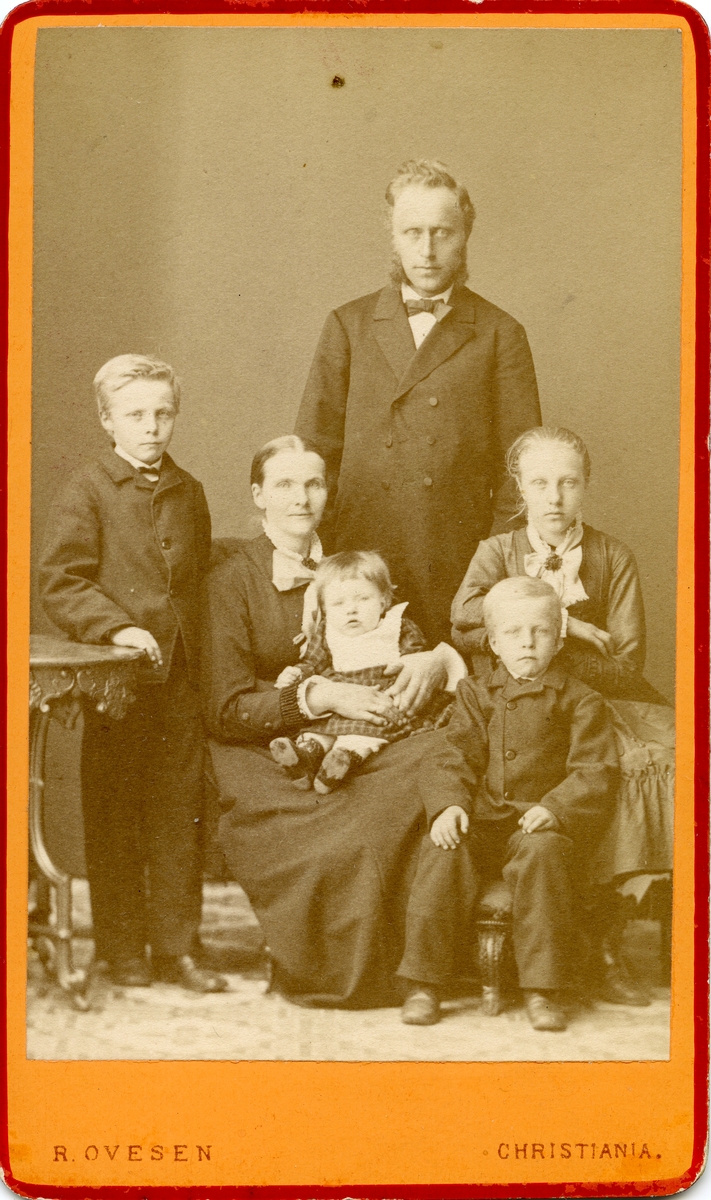 Harald Sørflaten samen med kona Marit og barna.