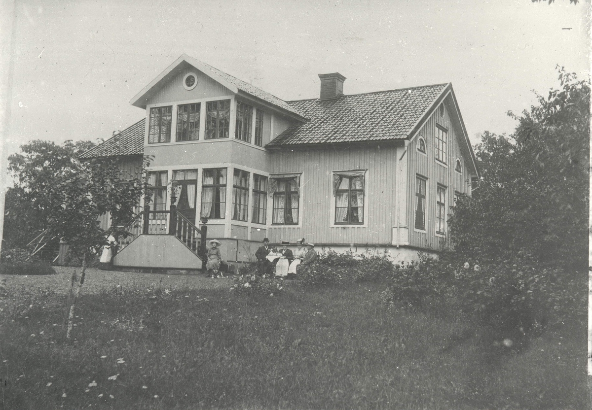 Gården Hildersborg i Gladhammar år 1912. Utanför sitter vad som förmodligen är familjen.