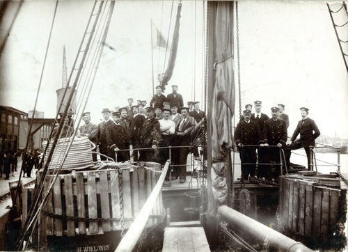 Virgos besättning i samband med avgång från Göteborg med S A Andrées polarexpedition 1896. Troligen H Brunnström till vänster.