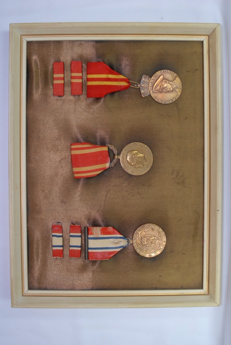 Deltakermedaljer er pryda med den norske løve. Krigsmedaljen er pryda med Kong Haakon i profil. Haakon VIIs 70-årsmedalje er pryda med Kong Haakon i uniform.