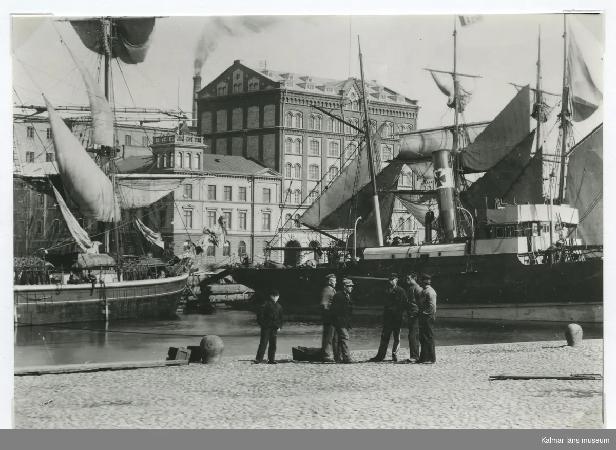 Segelfartyg som ligger till i Tullhamnen utanför Ångkvarnen.