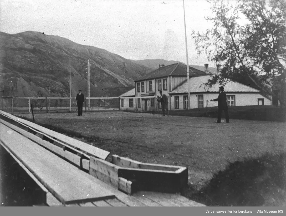 Kåfjord, The House, kjeglebane, tennisbane, 3 personer.