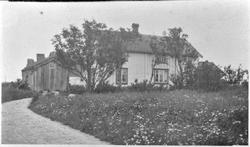 Langøra, gården til Johan Brodersen. Mentzen-stua til venstr