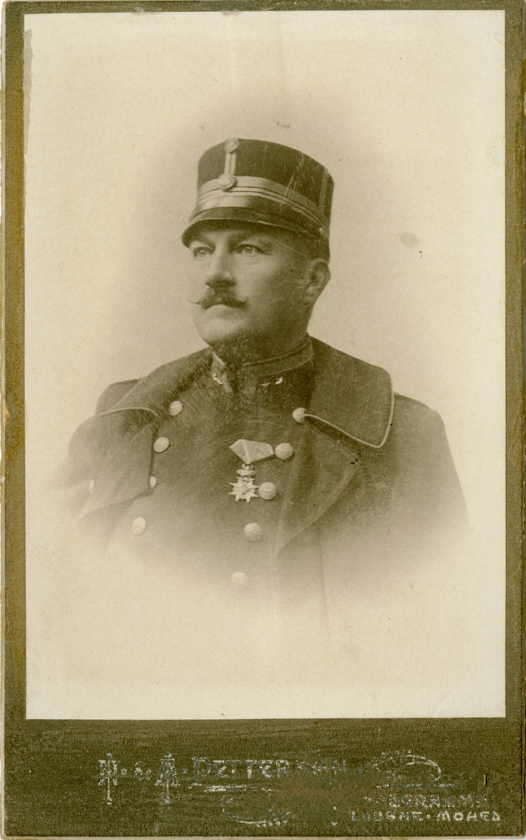 Porträtt av Charles Daniel Tottie, överstelöjtnant vid Hälsinge regemente I 14.

Se även bild AMA.0021752.