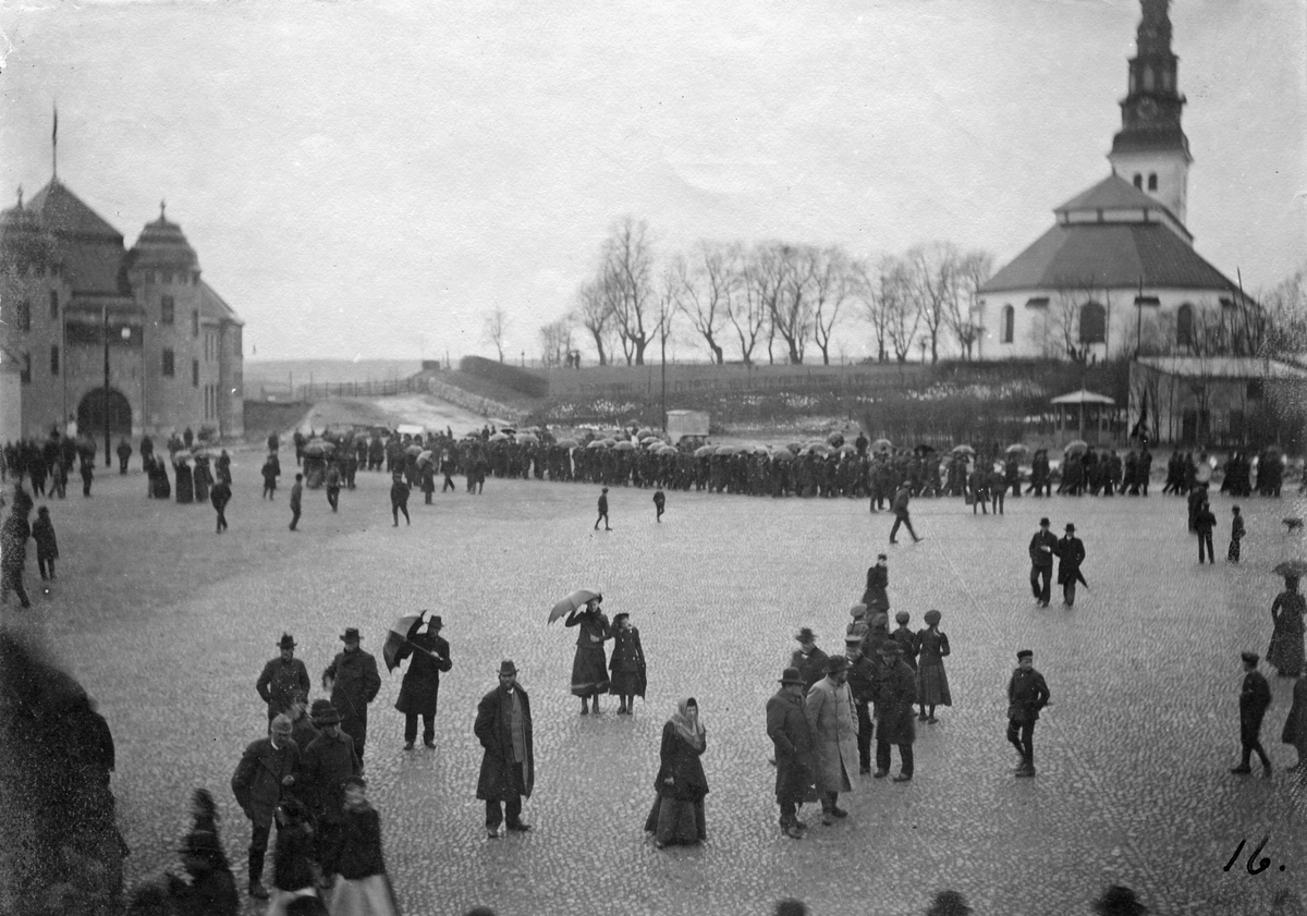 Stora Torget, Köping där någon form av demonstration pågår? Våren 1901.
