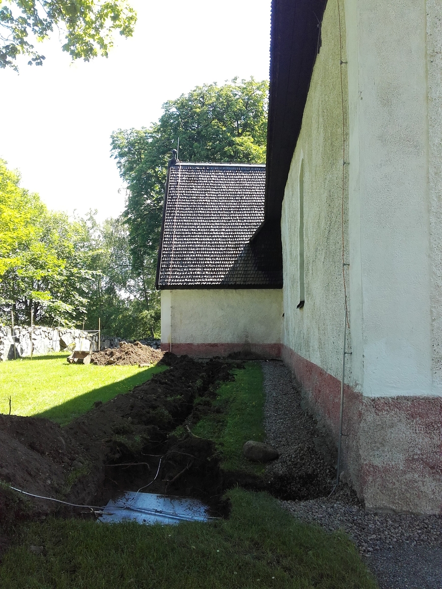 Arkeologisk schaktningsövervakning, schakt vid kyrkans norra del, Teda kyrka, Teda socken, Uppland 2016