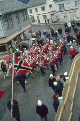 Et korps marsjerer i Nyeveien i Egersund
