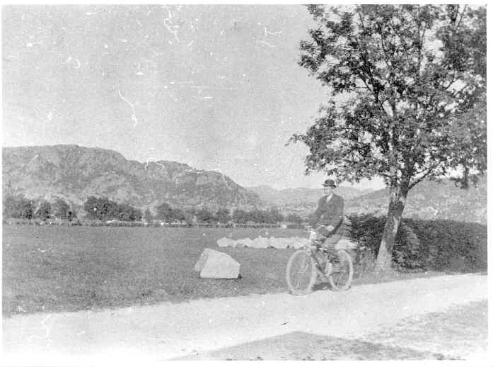 O. H. Bøe sykler på Slettebø før jernbanen kom.