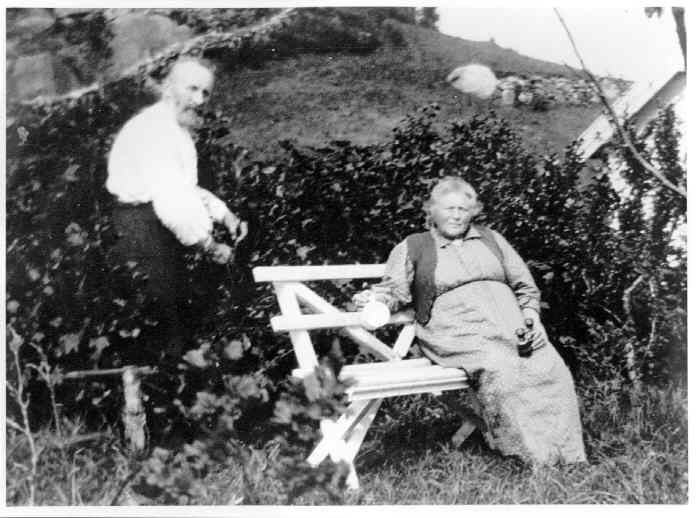 Abraham og Birgitte Sørdal i hagen på Gamle Hestnesvei