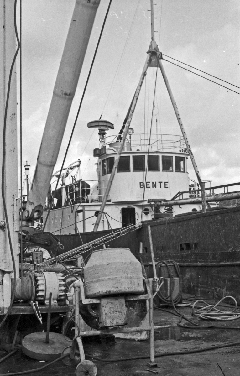 Havnebilde. Fiskebåten "Bente" ved kai. Fiskebåten "Torsig" i dokk.