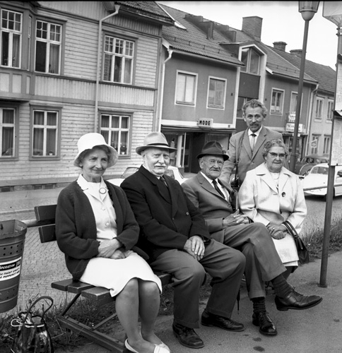 Sällskap vid busshållplatsen år 1968