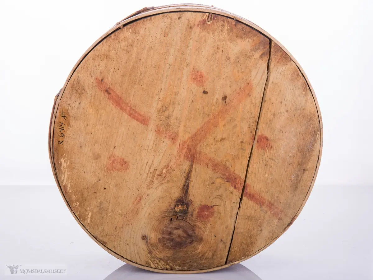 Eit slag seksbladrosemønster på lokk. Bueformede skaverte border på trosken.