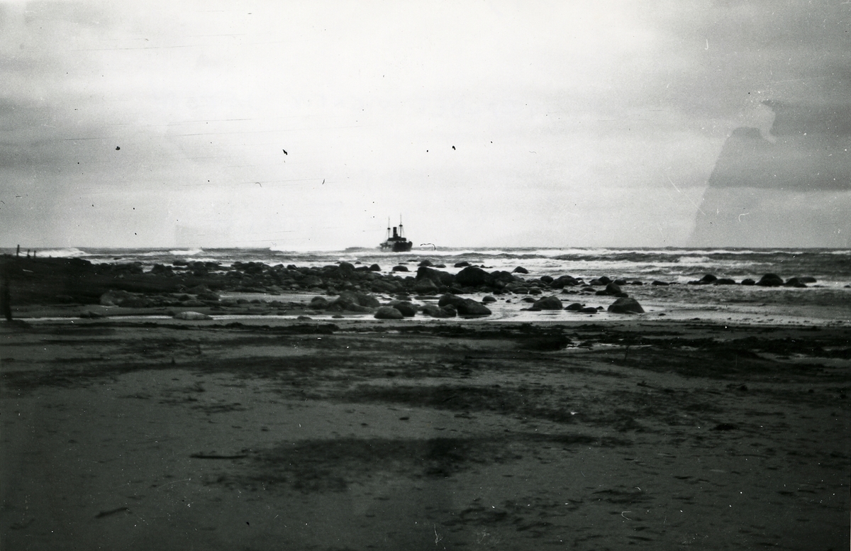 D/S 'Nova' (b.1925)(Ateliers et Chantiers de la Seine Maritime i Le Trait), - strandet utenfor Jæren i 1949.