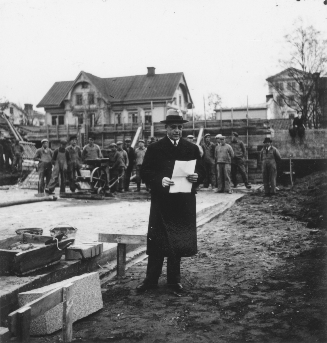 Grundstenen för Gävle Museum lägges 26 oktober 1938. Byggnadsnämndens ordförande borgmästare Nils Berlin håller tal.