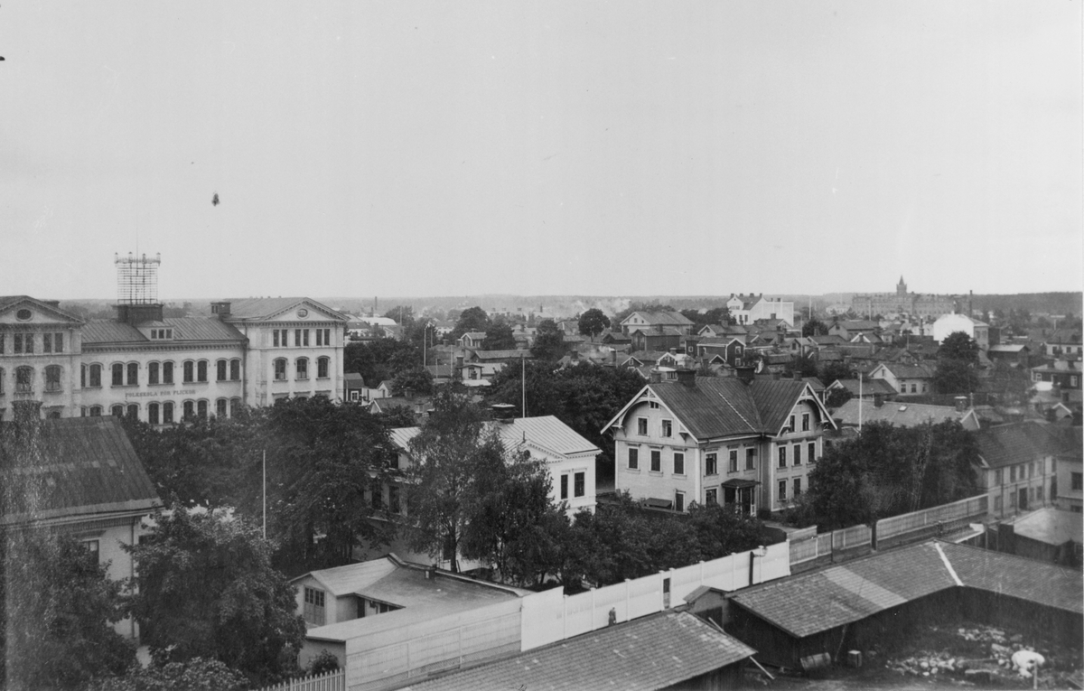 Utsikt över staden från taket av Murénska badhuset. I förgrunden till höger nuvarnde museitomten.
