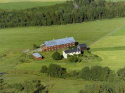 Gårdsbruk. Kveine, nordre, Østre Gausdal. Stor rødmalt drift